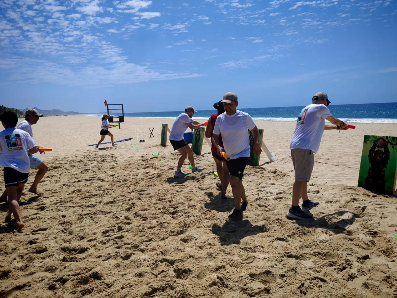 Participantes en circuito de retos por equipos en la playa de Los Cabos